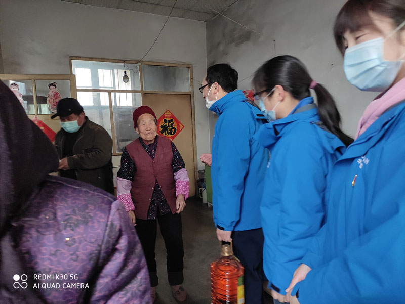 華全動力黨支部一行向困難群眾送去花生油、大米和美酒禮盒等禮品