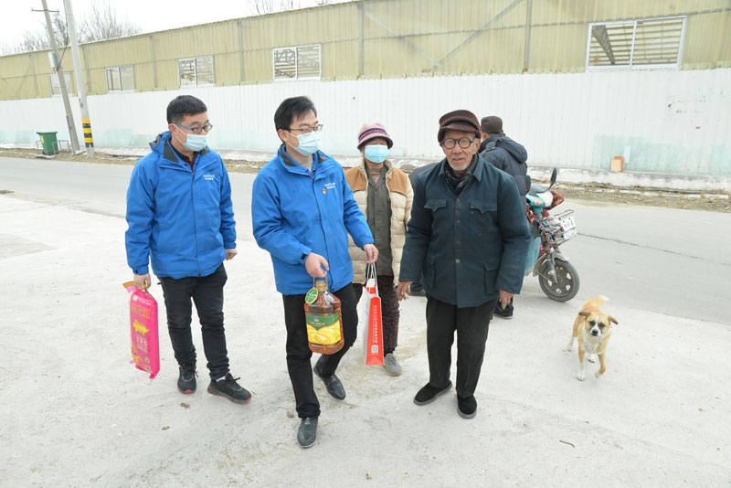 華全動力黨支部一行向困難群眾送去花生油、大米和美酒禮盒等禮品